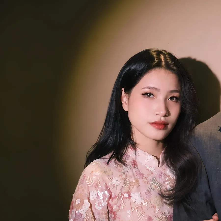 Minh Phương dưới ánh đèn spotlight