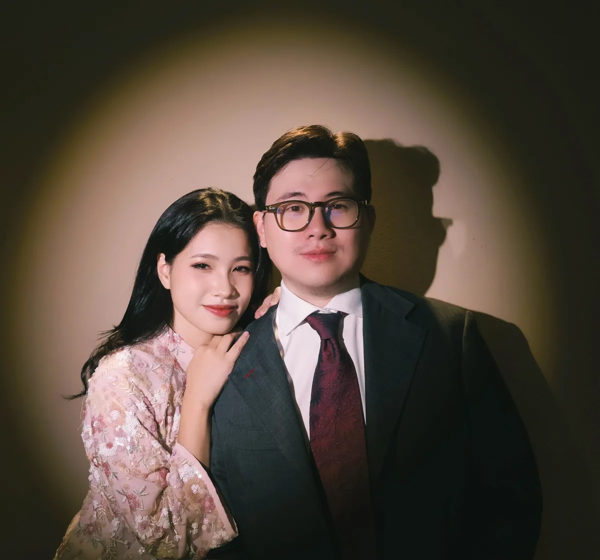 Minh Phương tựa vào vai Kỳ Nam
