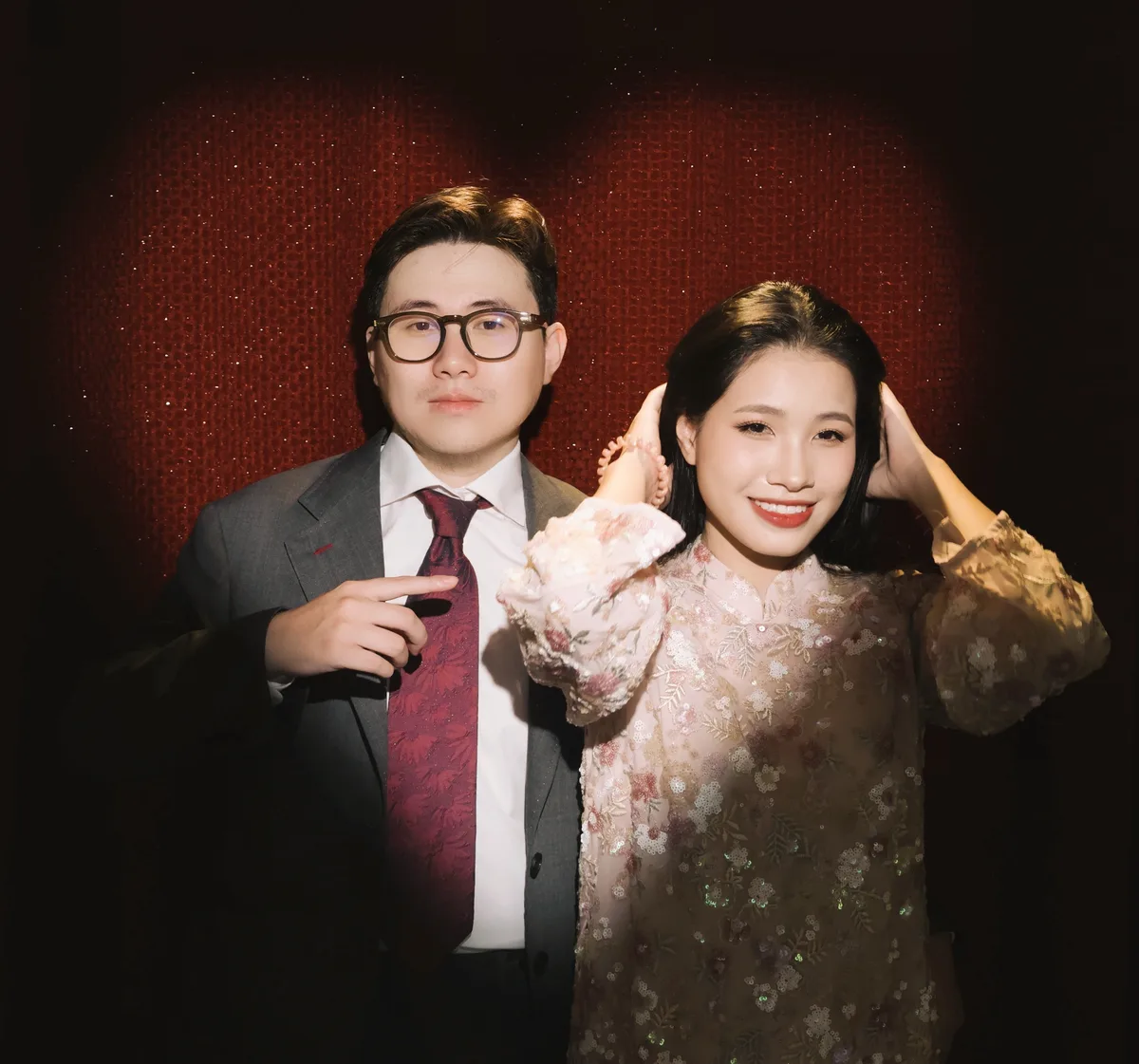 Hai đứa tay trong tay dưới vầng sáng