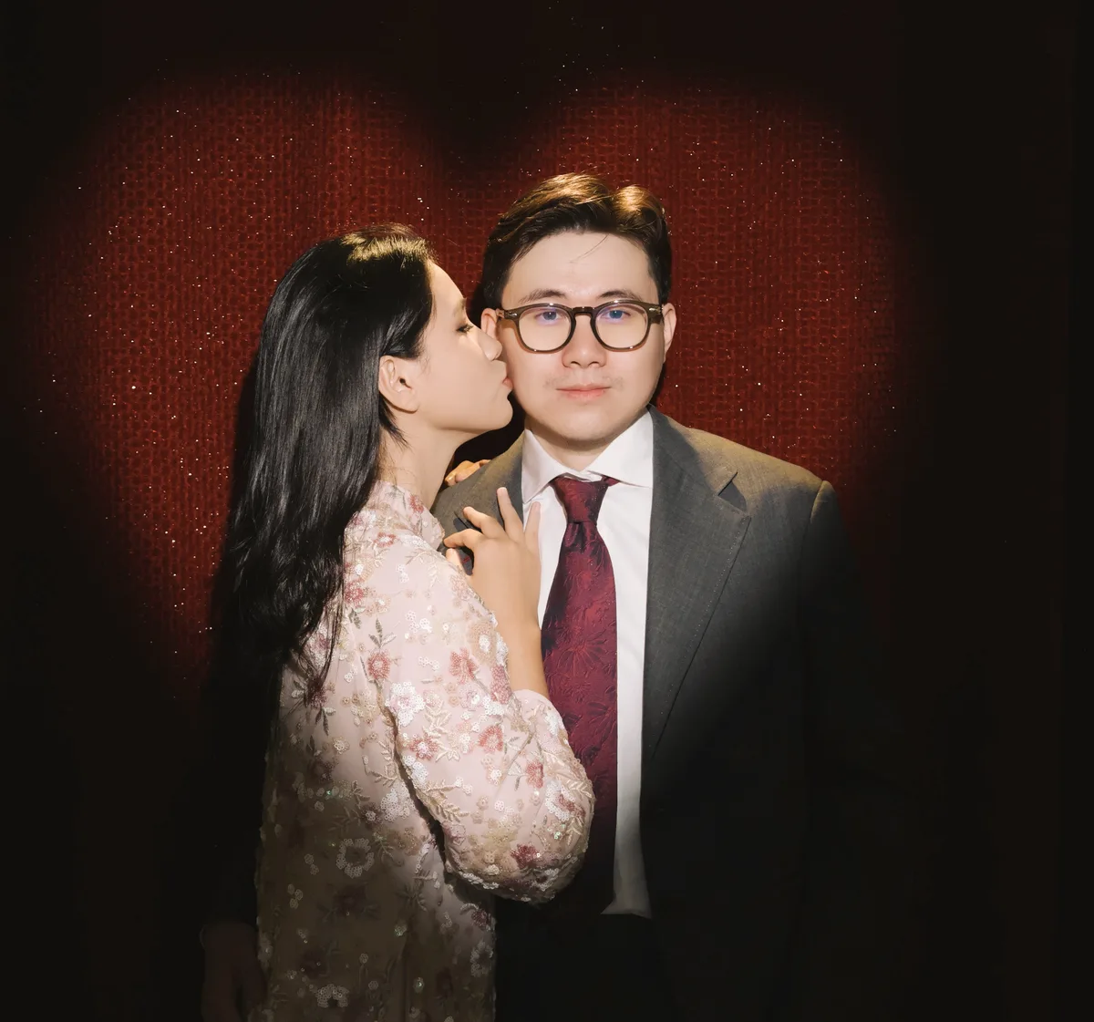 Minh Phương hôn nhẹ lên má Kỳ Nam